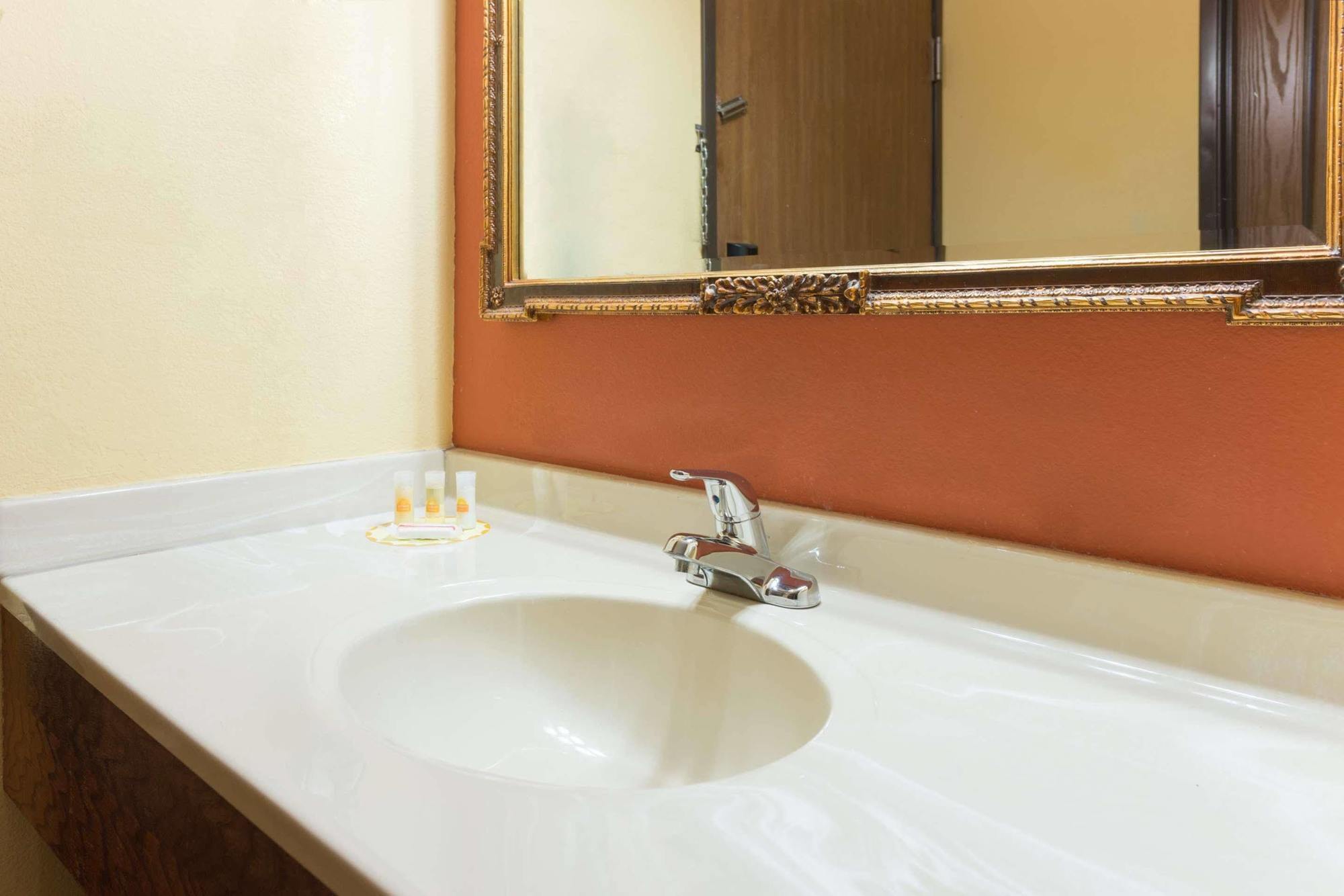 Days Inn By Wyndham Springfield Buitenkant foto